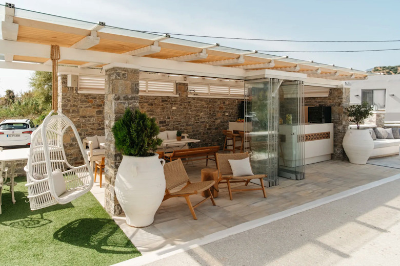 ...with the pool bar on hand