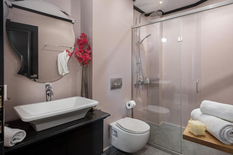 A shower room at Elia Palatino