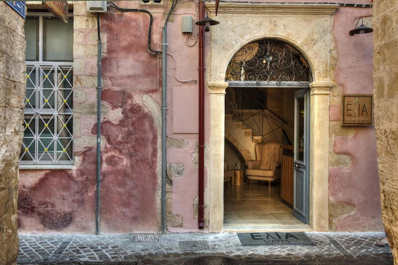 Elia Zampeliou's entrance