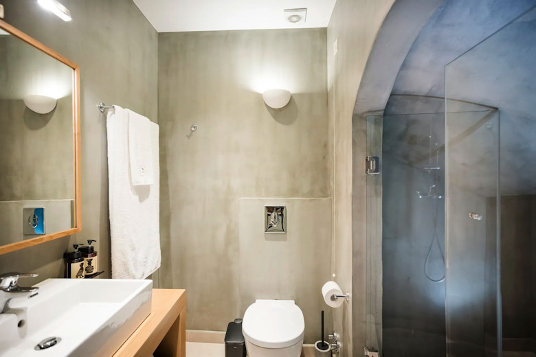 Shower room in Lemonia