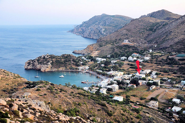 Emporios Bay Aparthotel's setting