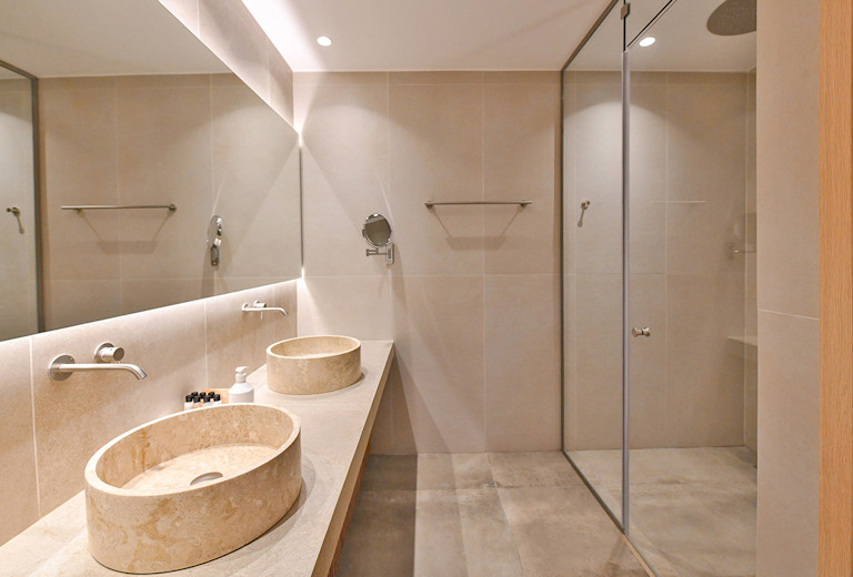 Modern en-suite shower rooms