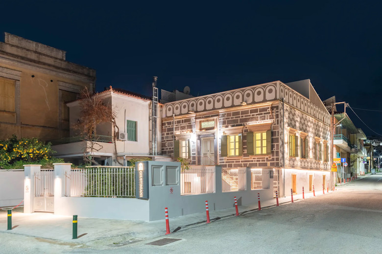 Giustiniani Rooms & Apartments at night