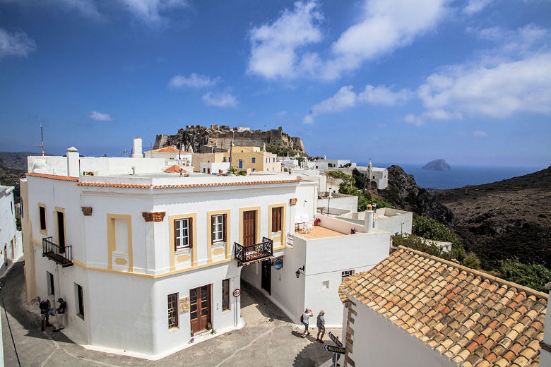 Nostos Guesthouse, with the castle in the background