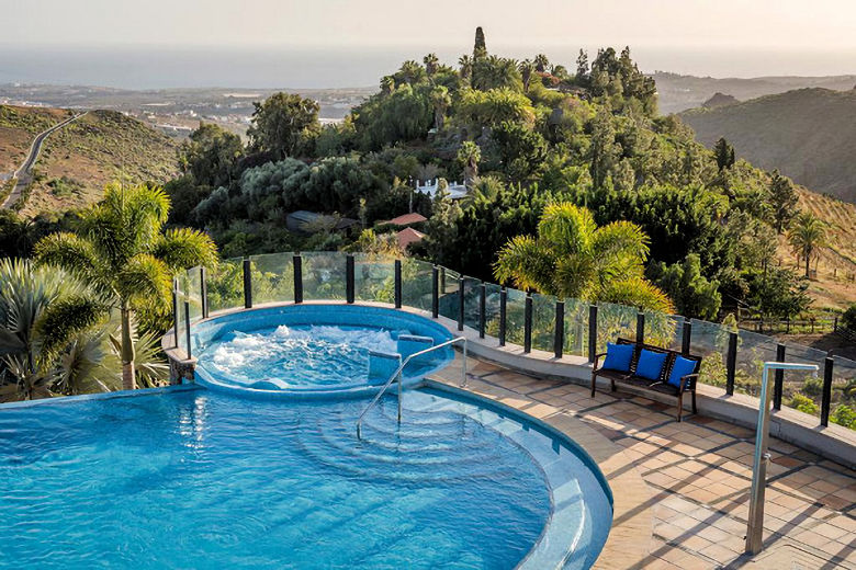 The pool and Jacuzzi