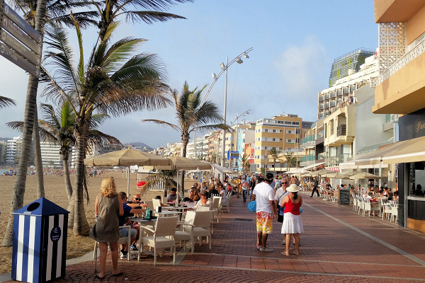 The pedestrian promenade along Las Canteras beach