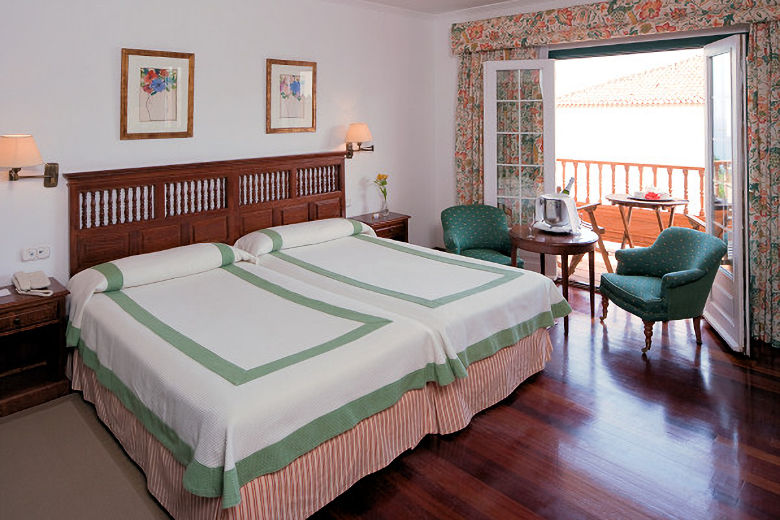 Attractively furnished guestrooms