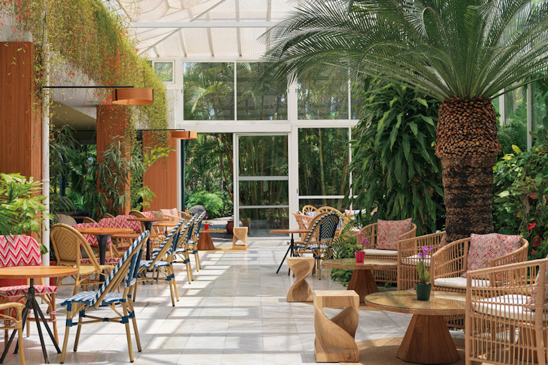 Lobby/bar area