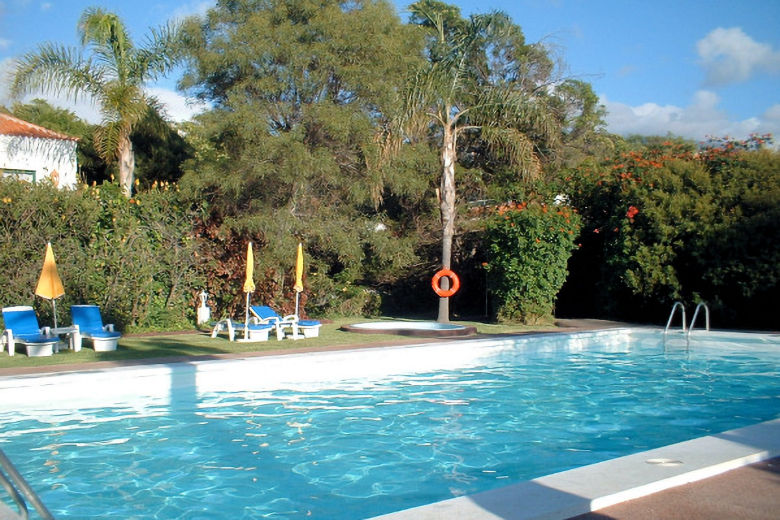 The swimming pool at Bungalows La Villa