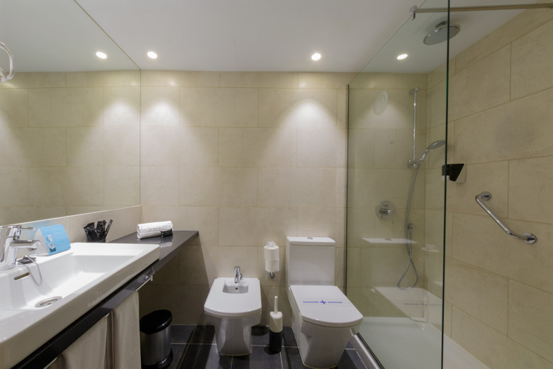 Modern en-suite shower rooms