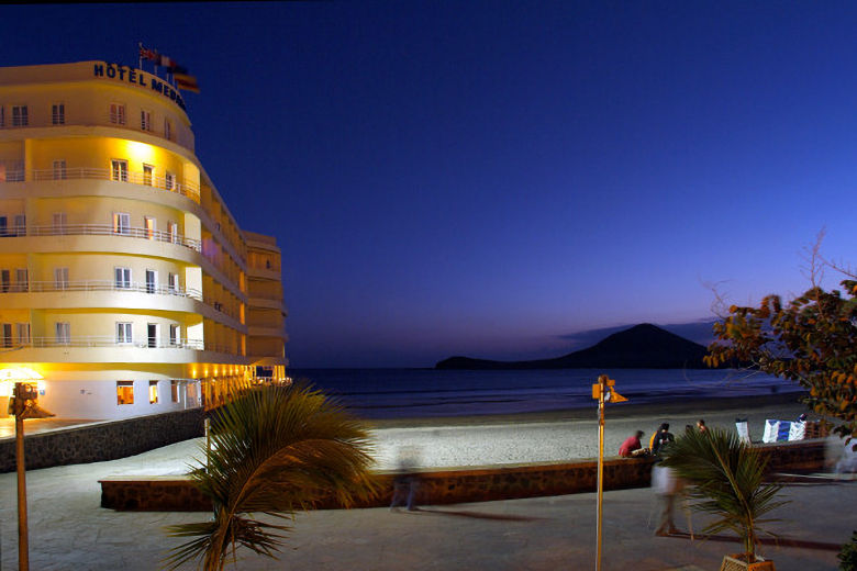 Hotel Médano at night