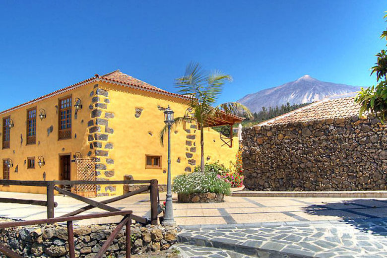 Casonas de Marengo, with Mount Teide in the background