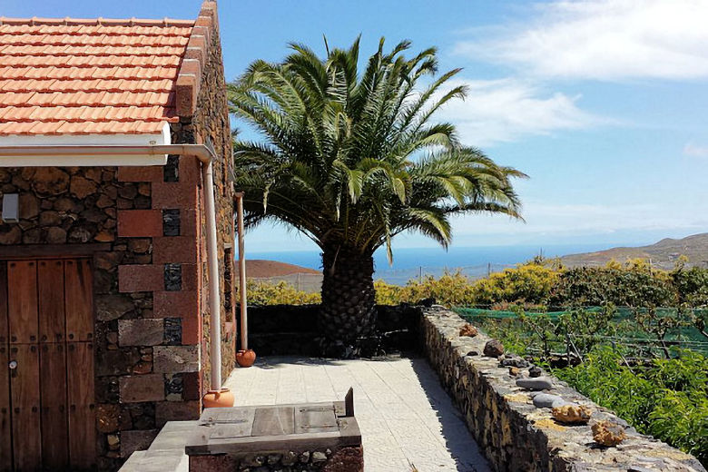 Casa La Casamera and view to the sea