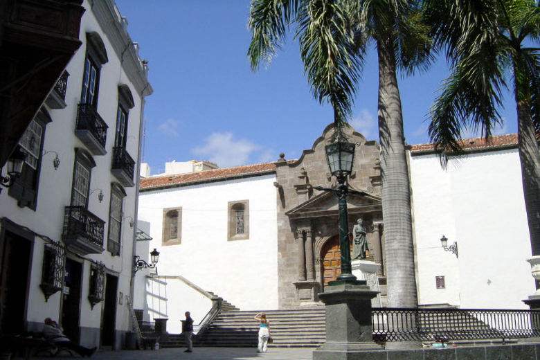 A picturesque square in Santa Cruz