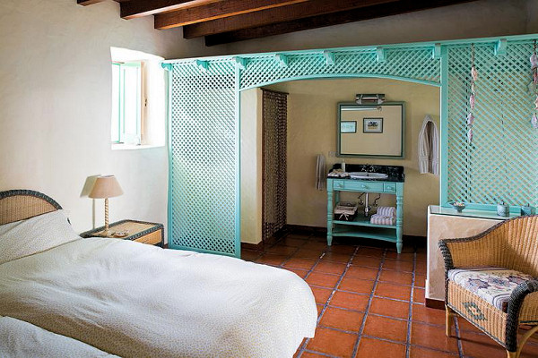 Master bedroom with open-plan shower room in Catalina I