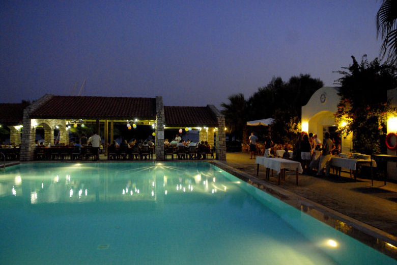 Pool-side dining at the Tamarisk Beach Hotel