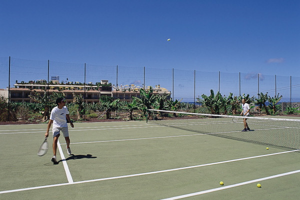 The hotel's tennis court