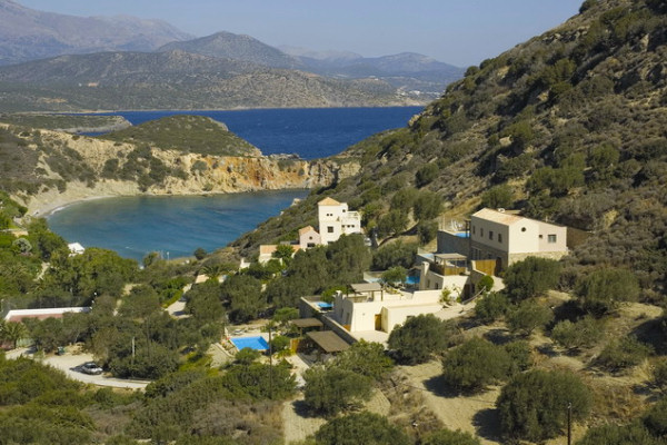 The setting of the villas above the bay of Istron