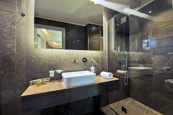 Modern en-suite shower rooms