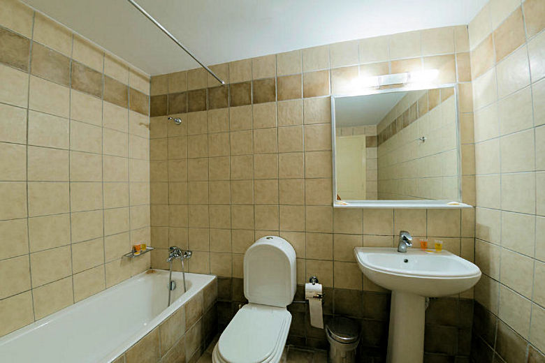 All rooms have en-suite bath or shower rooms