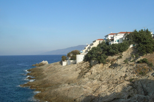 The hotel's setting (the Daedalos is the middle building)