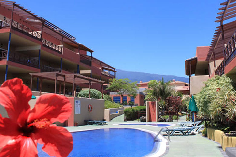 El Cerrito Apartments and swimming pool