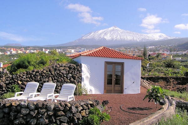 The 1-bedroom cottage Vista al Mar, with Mount Teide in the background