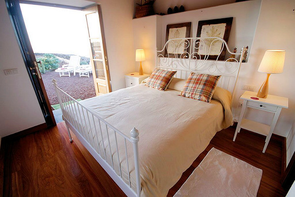 Bedroom in Casita Vista al Mar, opening onto the terrace