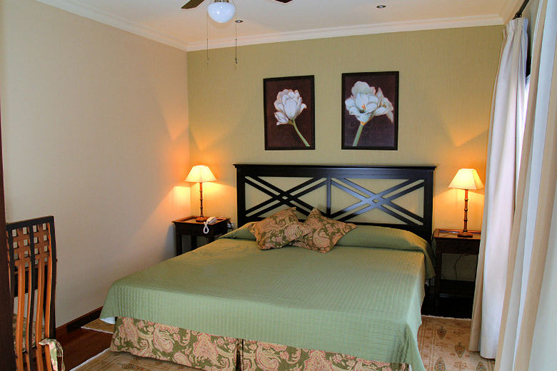 Attractively furnished guestroom